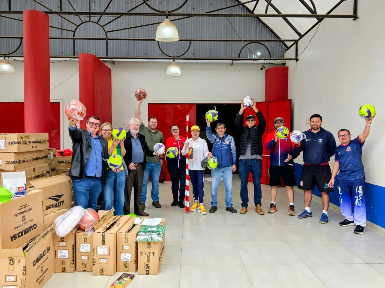Nova Santa Rosa recebe novos kits esportivos para fortalecer a prática esportiva no município