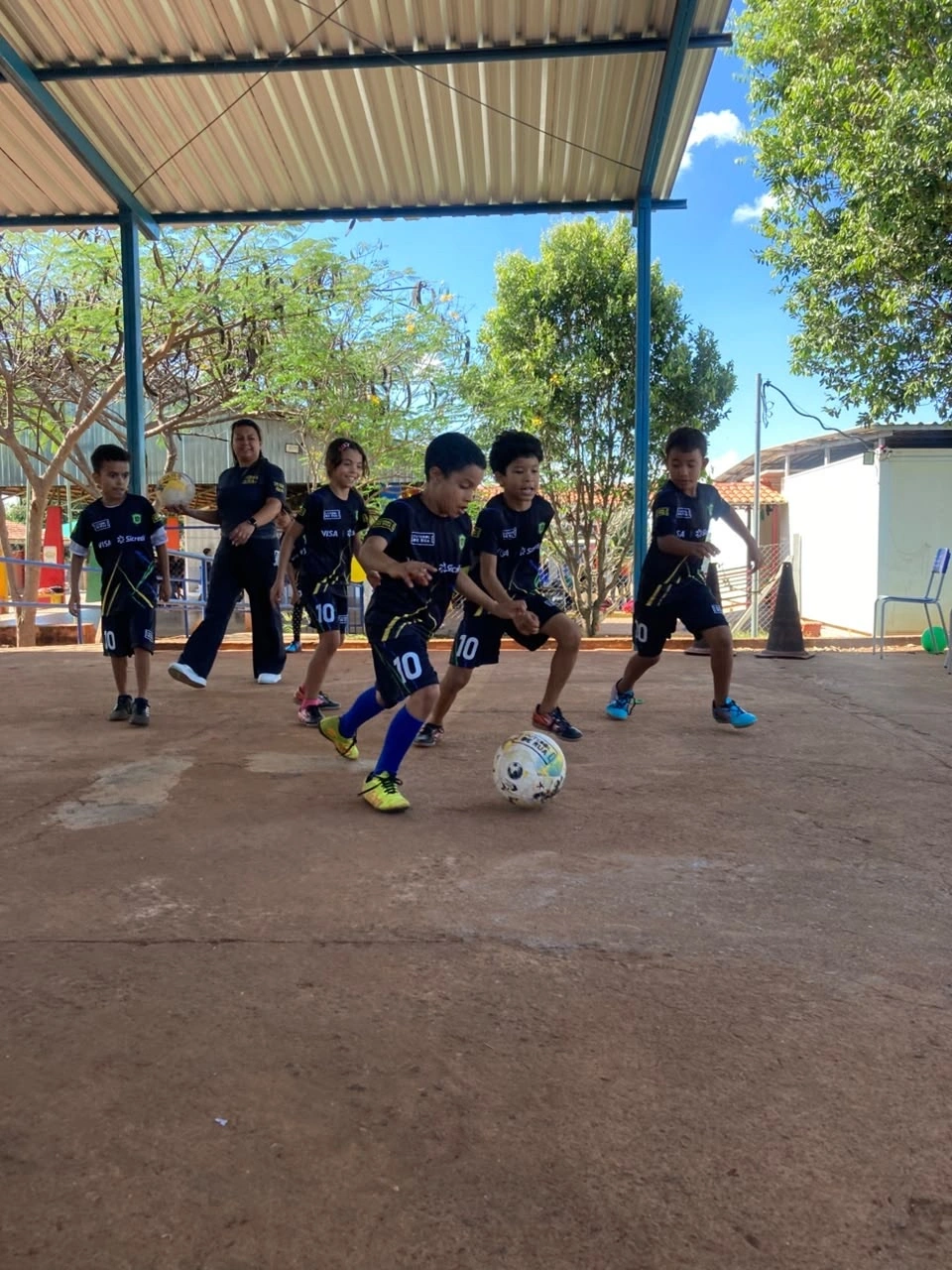 Sicredi e Visa levam ação social para cerca de 40 cidades, com objetivo de beneficiar 6,4 mil crianças e adolescentes por meio do esporte