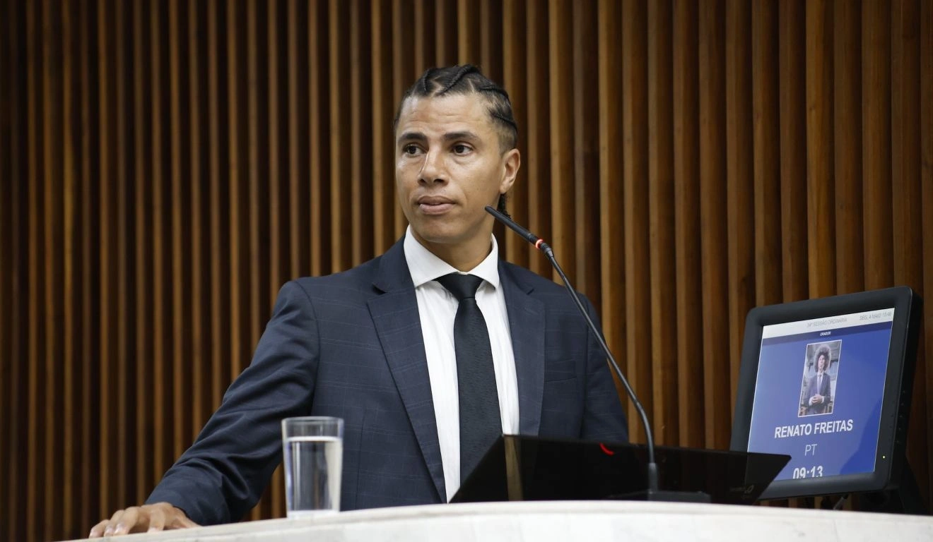 CCJ mantém decisão do Conselho de Ética pela suspensão de prerrogativas do deputado Renato Freitas (PT)