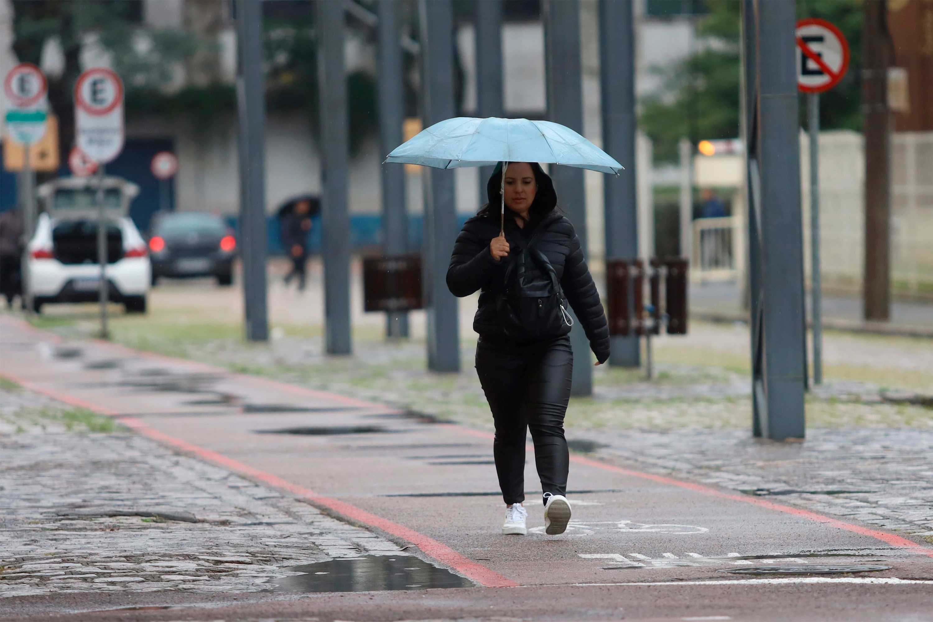 Duas novas frentes frias em três dias vão trazer chuva novamente ao Paraná