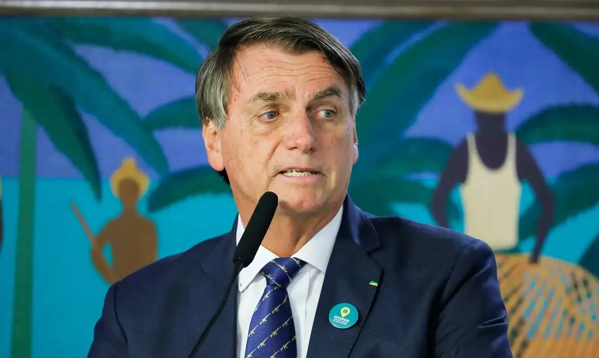 Moraes mantém prisão domiciliar de Bolsonaro e manda entregar armas em 48h