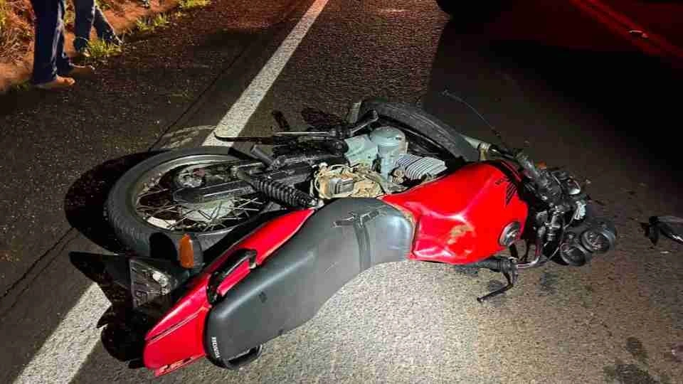 Homem morre após colidir moto na traseira de trator na PR-886