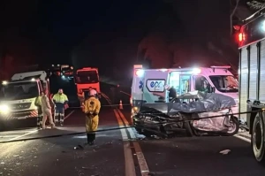 Motorista morre em colisão frontal entre carro e caminhão-tanque na BR-277