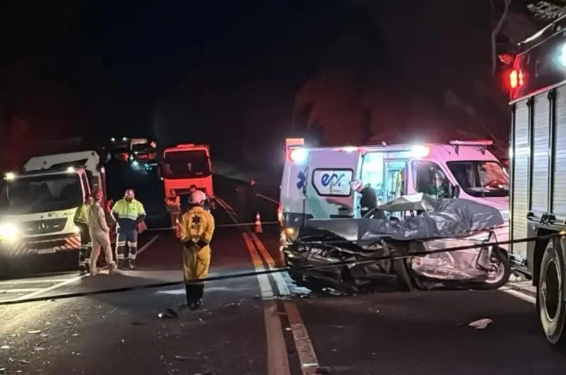 Motorista morre em colisão frontal entre carro e caminhão-tanque na BR-277