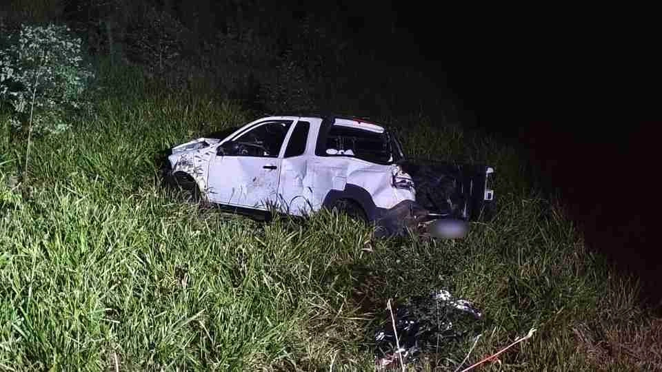 Homem morre após ser ejetado de caminhonete em capotamento no Paraná