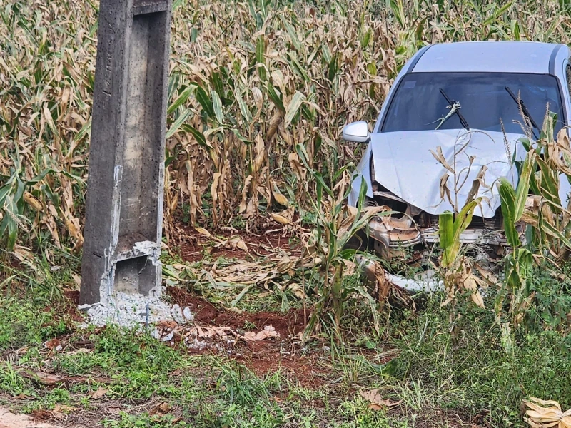 Mulher fica ferida após carro sair da pista e bater contra poste na PR-488, em Santa Helena