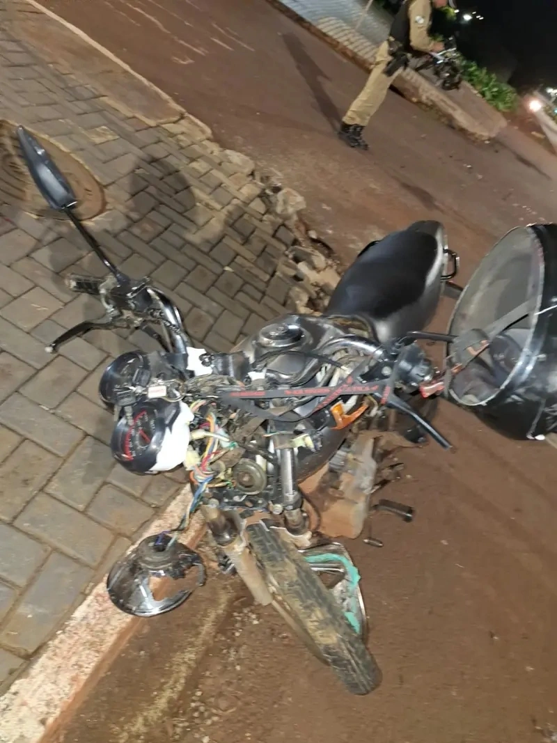 Adolescente de 16 anos fica ferido em acidente entre moto e veículo em Missal