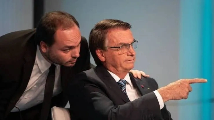 Carlos visita Bolsonaro em domiciliar e diz que pai "está ciente de tudo"