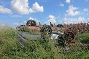 Mãe e filha morrem durante batida entre carro e caminhão em rodovia do Paraná