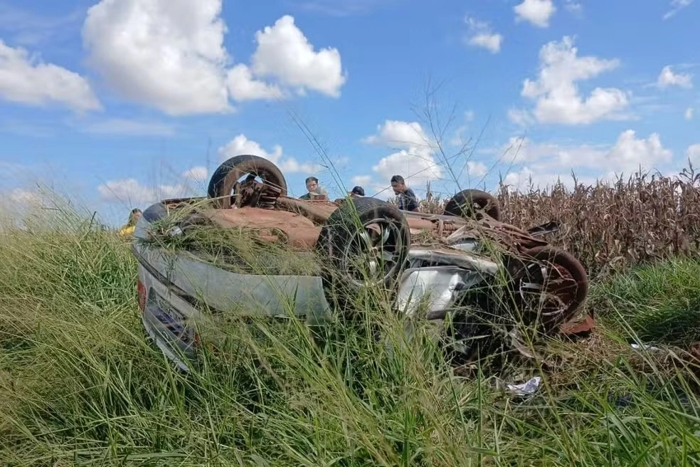 Mãe e filha morrem durante batida entre carro e caminhão em rodovia do Paraná