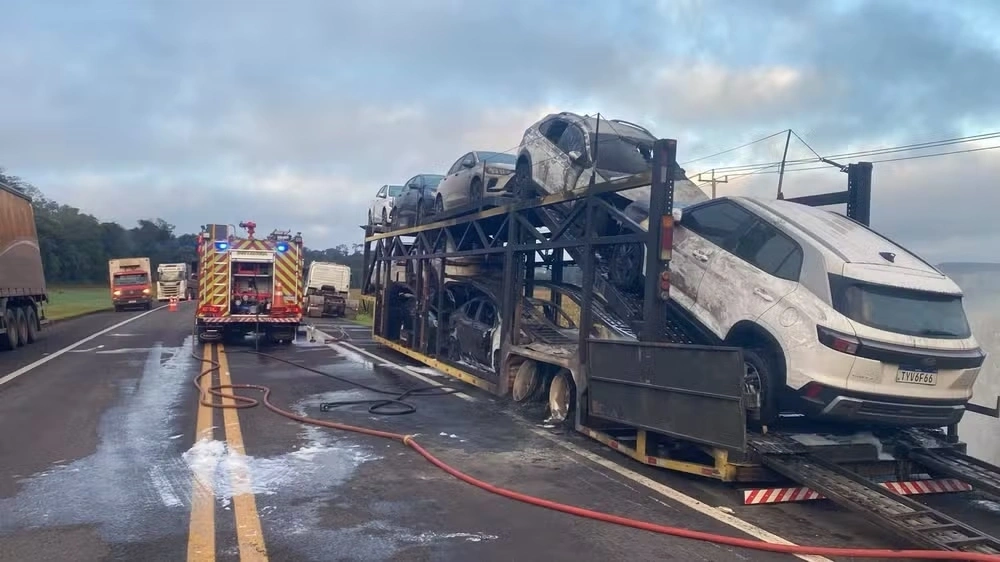 Caminhão cegonha carregado de carros pega fogo na BR-277, em Céu Azul