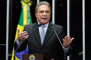 Álvaro Dias lidera pesquisa para o Senado no Paraná; quatro candidatos aparecem empatados na sequência