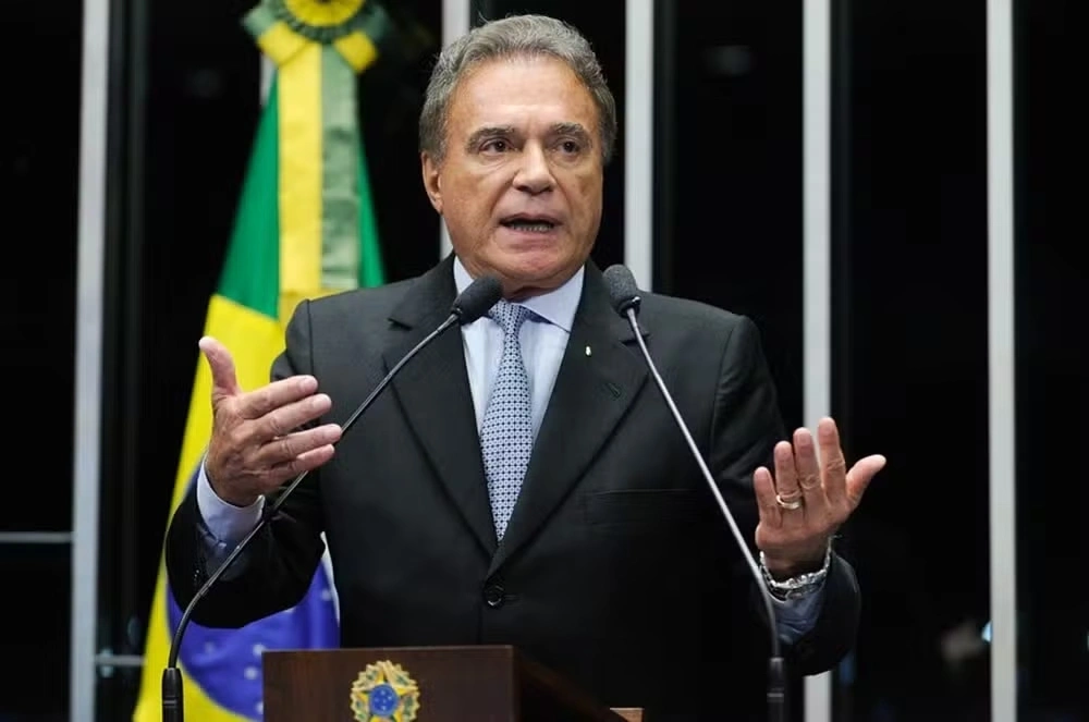 Álvaro Dias lidera pesquisa para o Senado no Paraná; quatro candidatos aparecem empatados na sequência