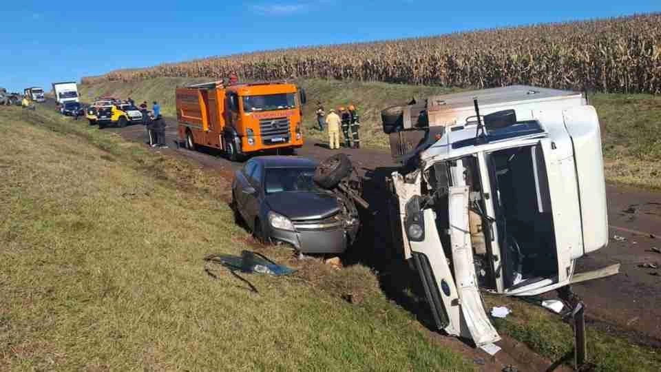 Acidente entre dois carros e caminhão deixa um morto na PR-239, em Iracema do Oeste