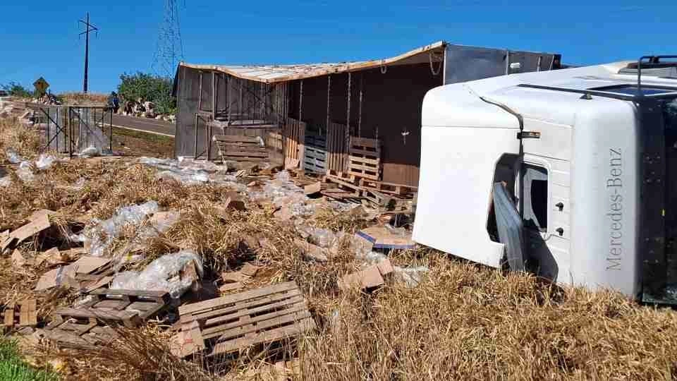 Carga de caminhão tomba e é saqueada após acidente na PR-473