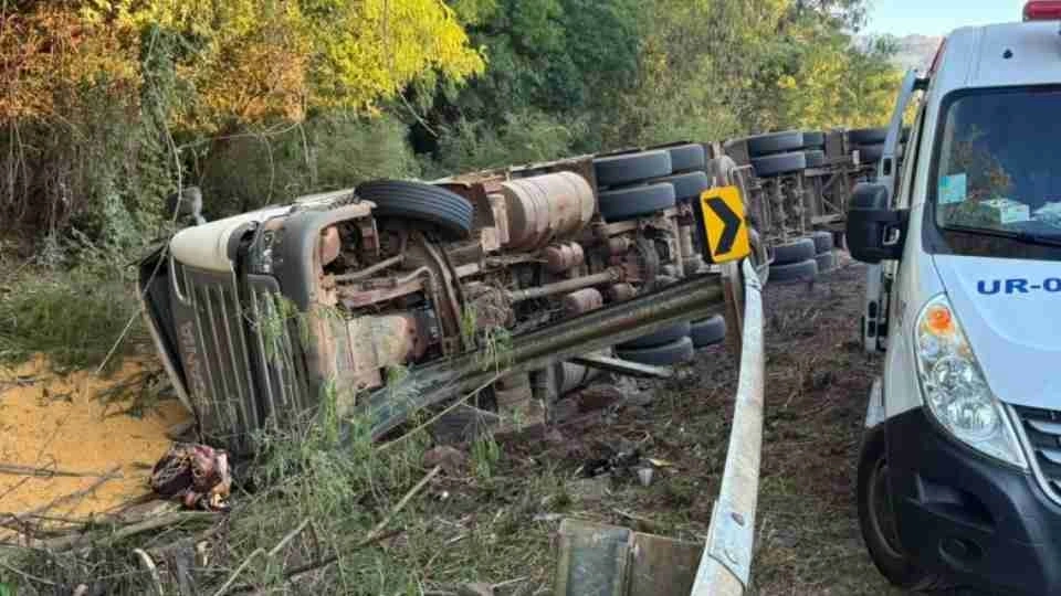 Motorista morre preso às ferragens em acidente na BR-163 entre Mercedes e Guaíra