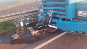 Motociclista morre após batida na traseira de caminhão na PR-486