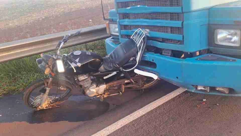 Motociclista morre após batida na traseira de caminhão na PR-486