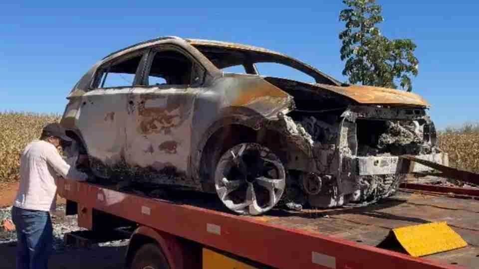 Carro roubado é encontrado completamente queimado na zona rural de Toledo