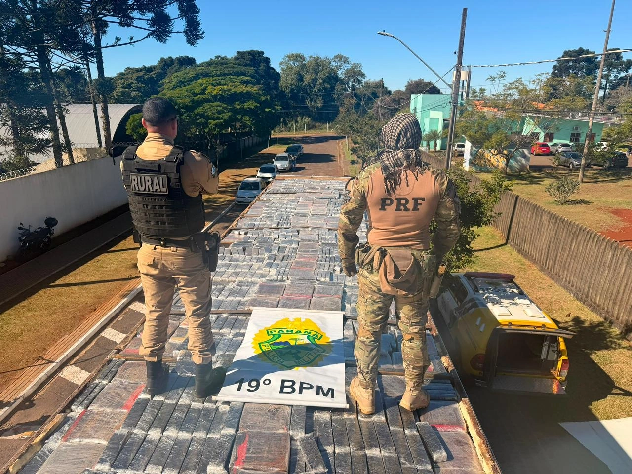 PRF e PM apreendem quase 3 toneladas de maconha oculta em teto de caminhão em Cascavel