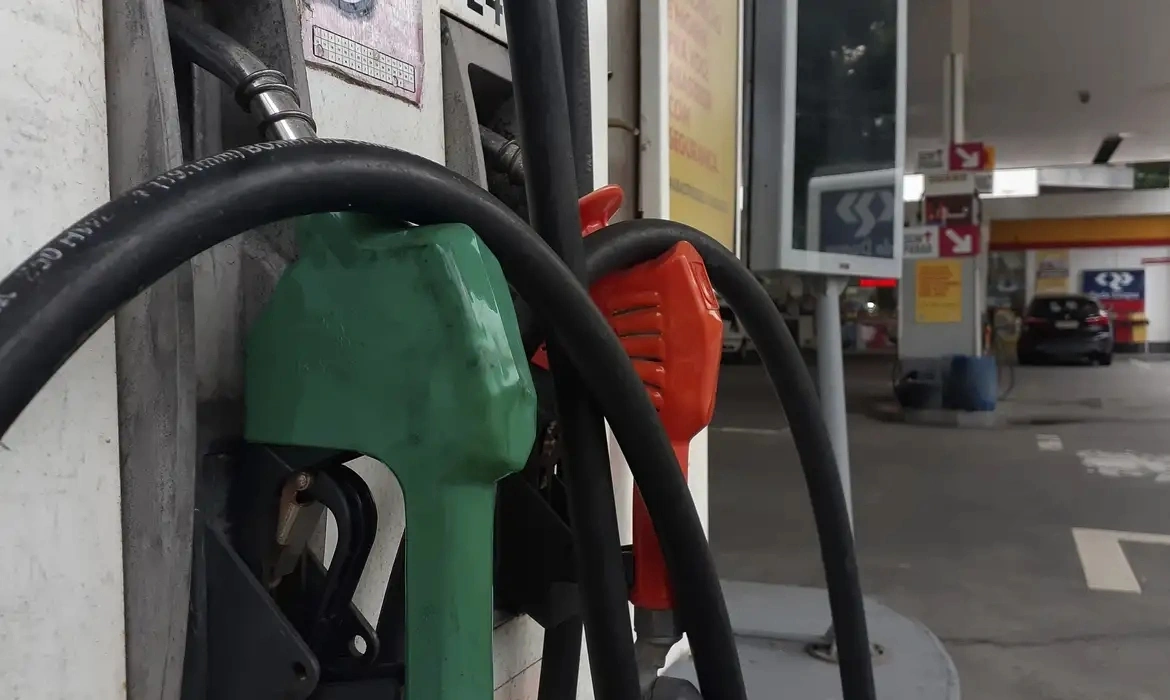 Governo adia retirada de subsídio da gasolina após incertezas no Irã