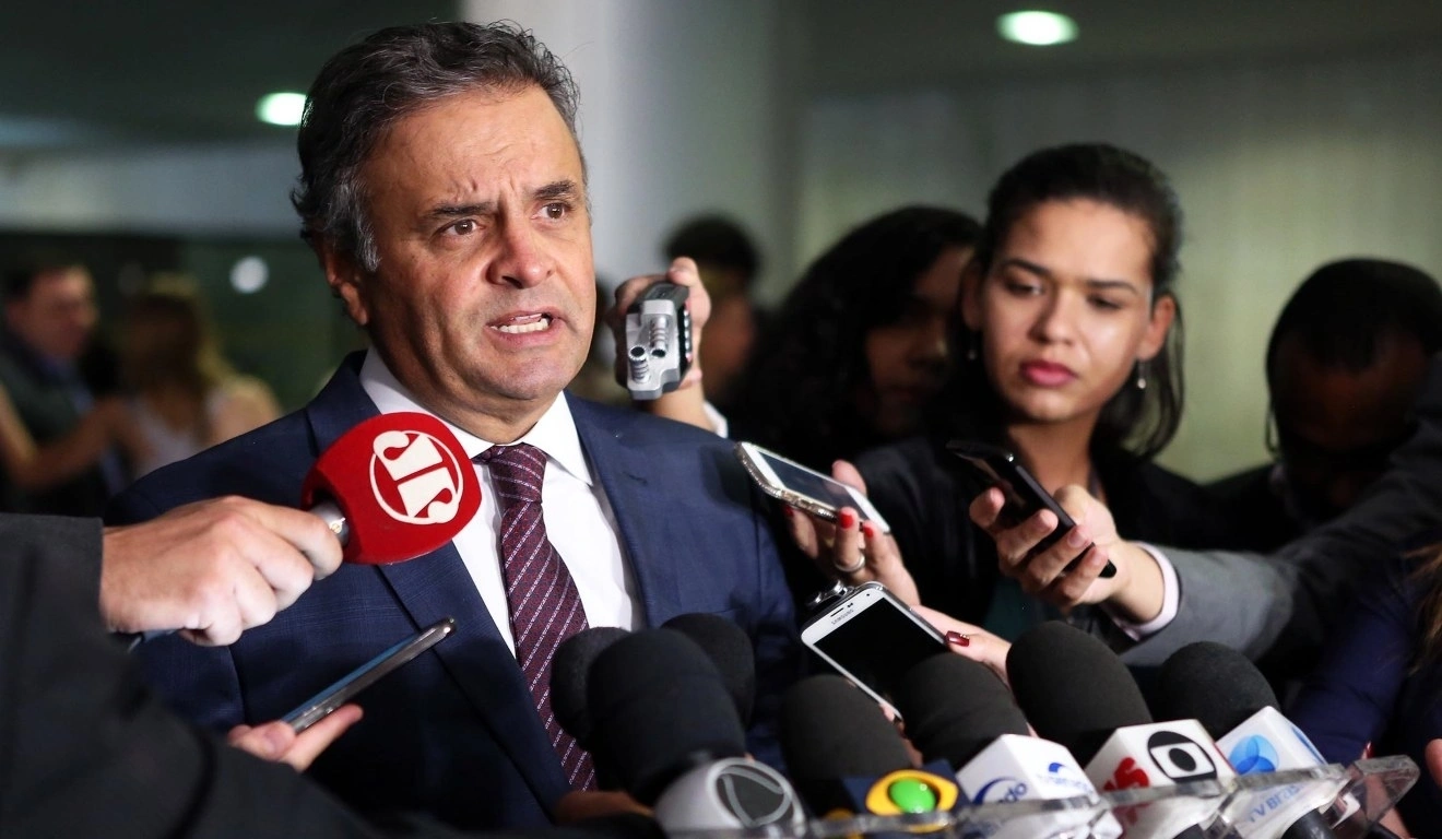 Aécio Neves desiste de concorrer à Presidência