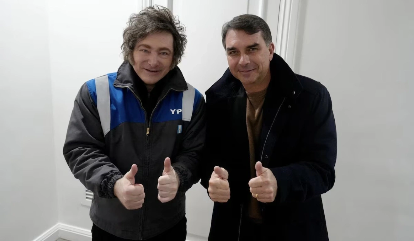 Javier Milei anuncia viagem ao Brasil para apoiar campanha de Flávio Bolsonaro