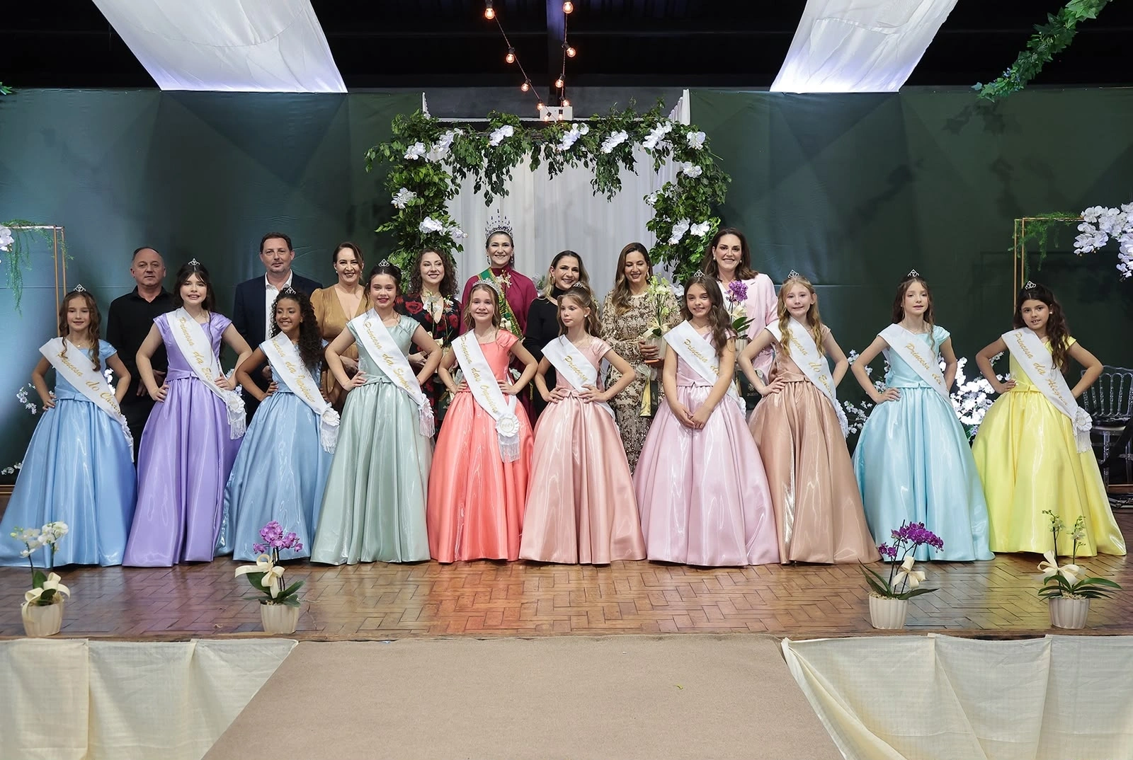 Café Colonial reúne autoridades e comunidade no lançamento oficial da 26ª Festa das Orquídeas e elege a Princesa das Orquídeas 2026