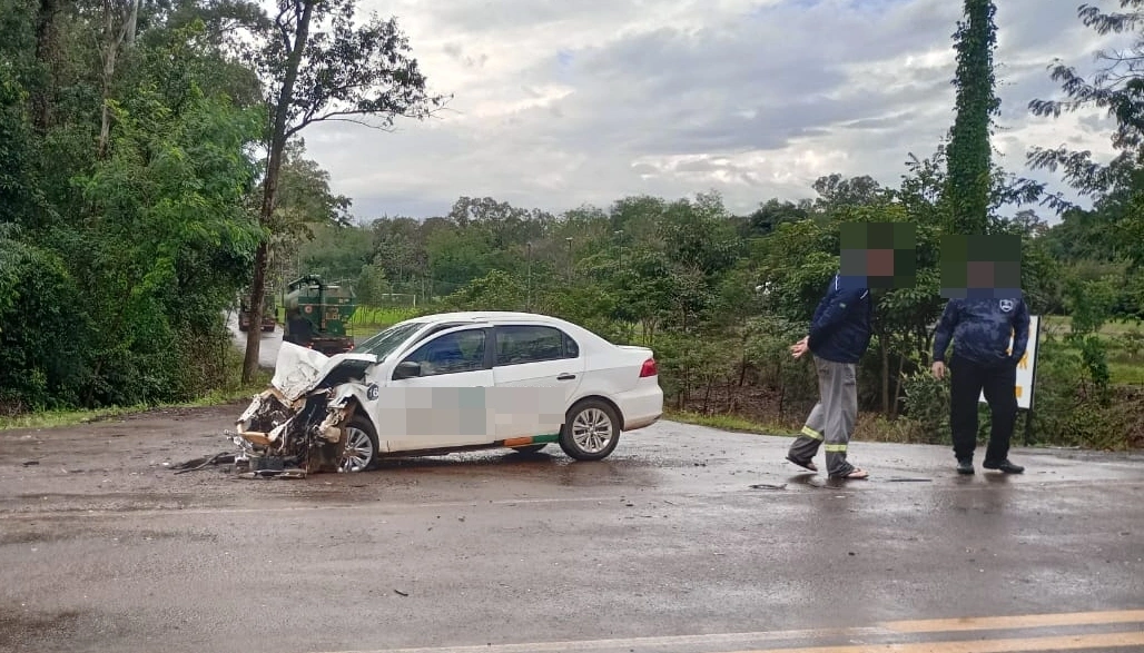 Jovem fica ferido em colisão entre caminhão e carro na PR-497, em Missal