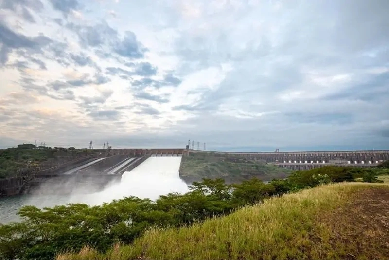 Itaipu abre vertedouro após chuvas e aumenta vazão do Rio Paraná