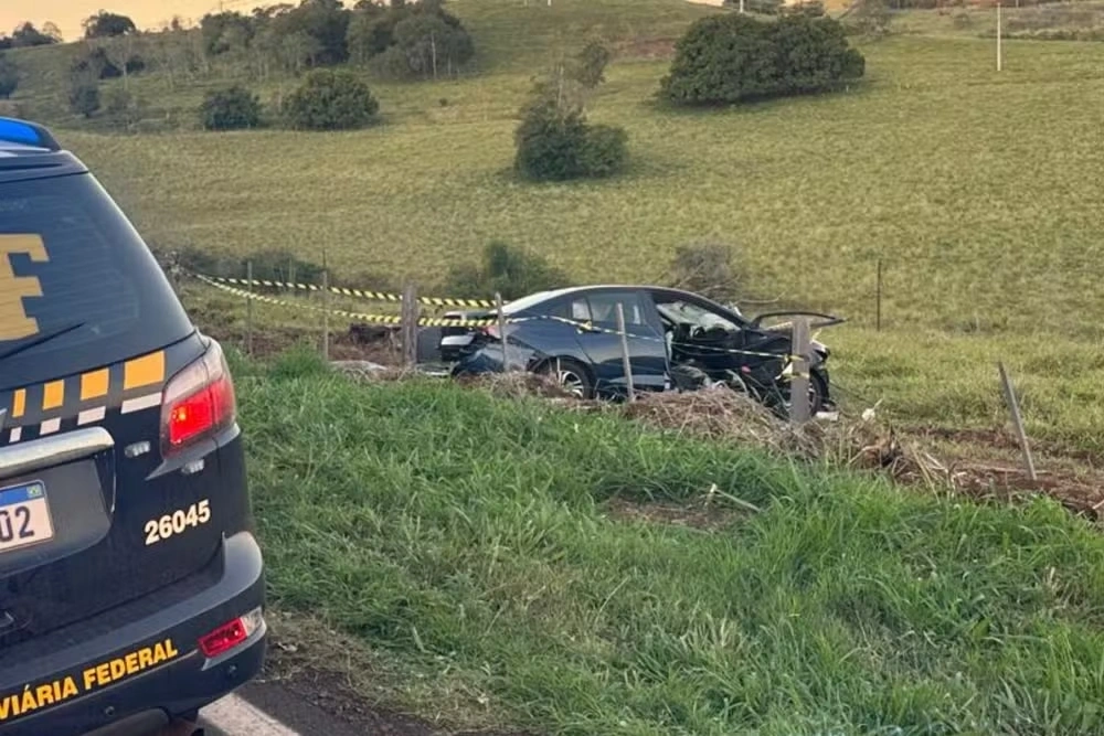 Carro sai da pista, bate em árvore e mata mãe e duas filhas, de 4 e 5 anos, no Paraná