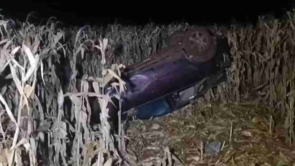 Casal fica ferido após carro capotar na PR-585, trecho entre Toledo e São Pedro do Iguaçu