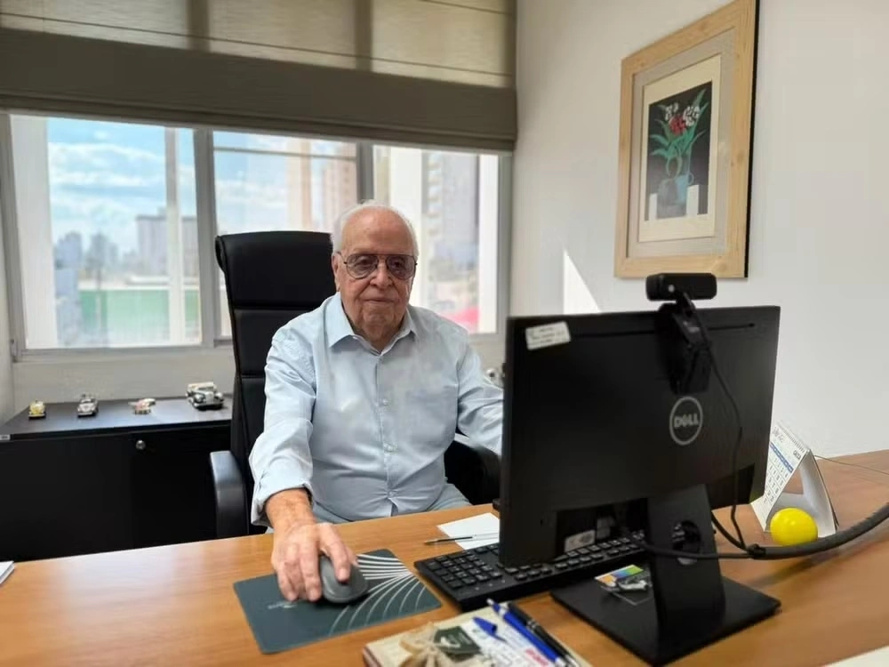 Aos 96 anos, funcionário número 1 completa 76 anos de carreira em empresa no interior de SP