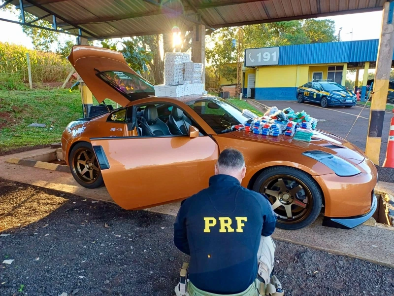 Homem pede para ir ao banheiro após abordagem da PRF e foge deixando carro esportivo carregado com celulares e medicamentos no Paraná