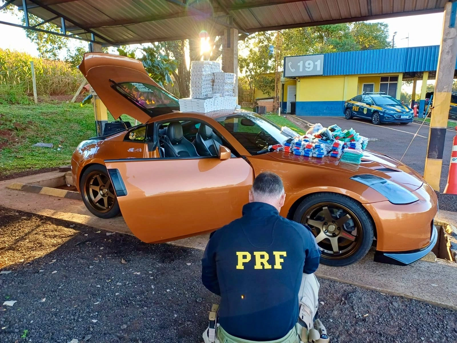 Homem pede para ir ao banheiro após abordagem da PRF e foge deixando carro esportivo carregado com celulares e medicamentos no Paraná