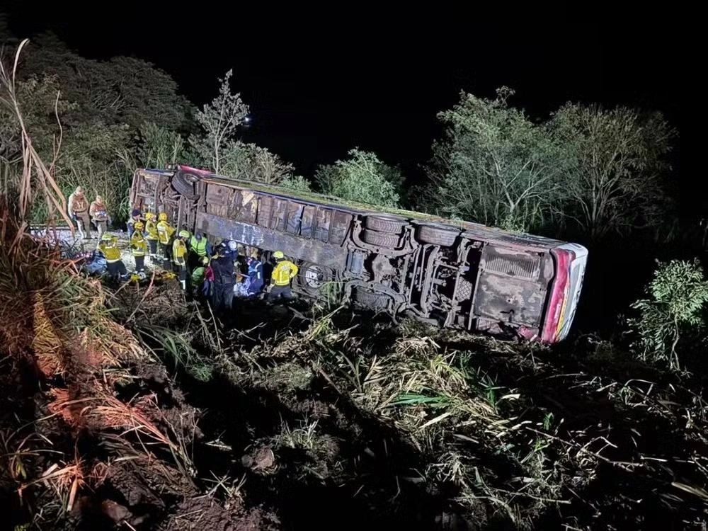 Acidente com ônibus de excursão do Paraguai deixa 3 mortos e 40 feridos no Oeste de SC