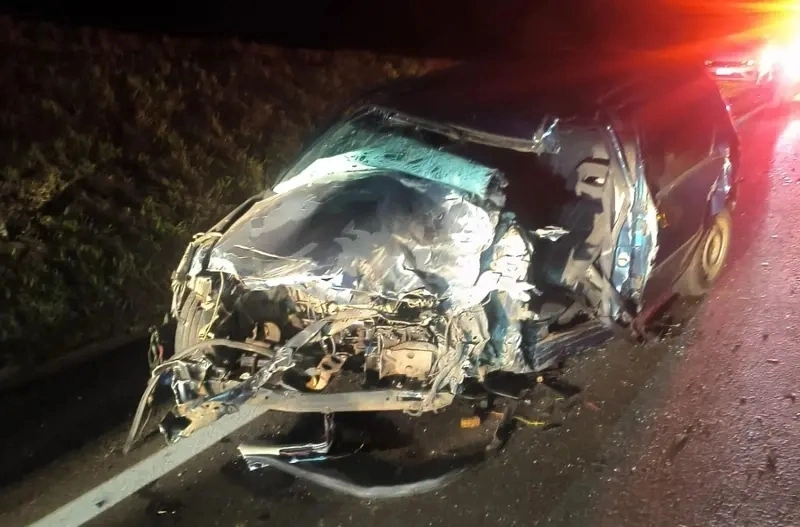 Homem morre após grave acidente entre carro e caminhão na PR-182