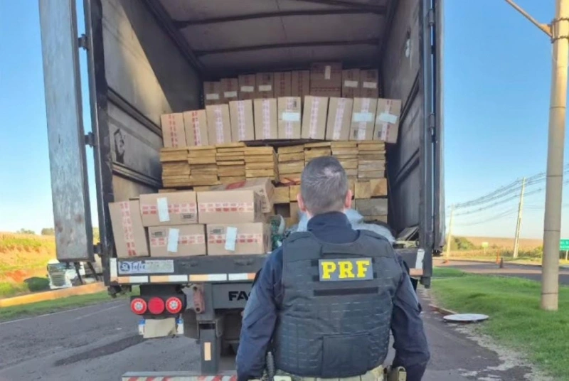 PRF apreende cigarros escondidos em meio a carga de madeira na BR-163 em Quatro Pontes