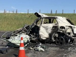 Carro elétrico pega fogo e motorista morre carbonizado após acidente na BR-277, no Paraná; sete pessoas ficaram feridas