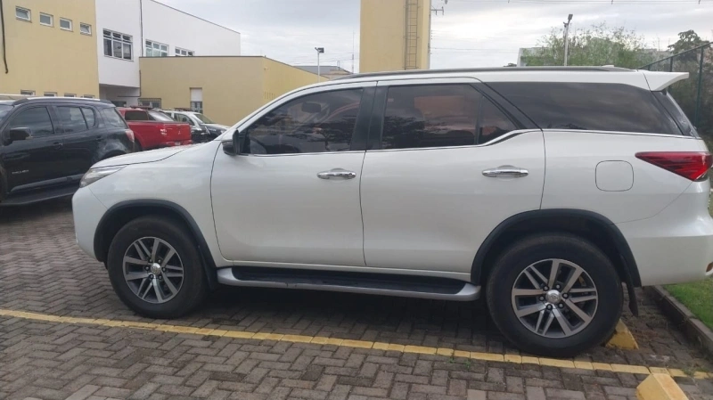 Jovem de 19 anos é preso em motel de Guaíra com Hilux SW4 furtada