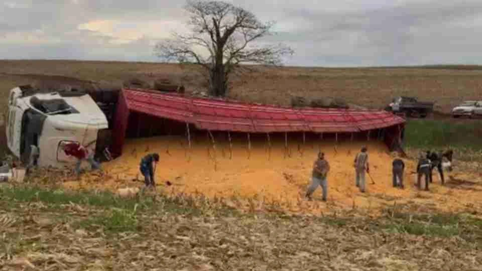 Carreta com 750 sacas de milho tomba em estrada rural de Toledo