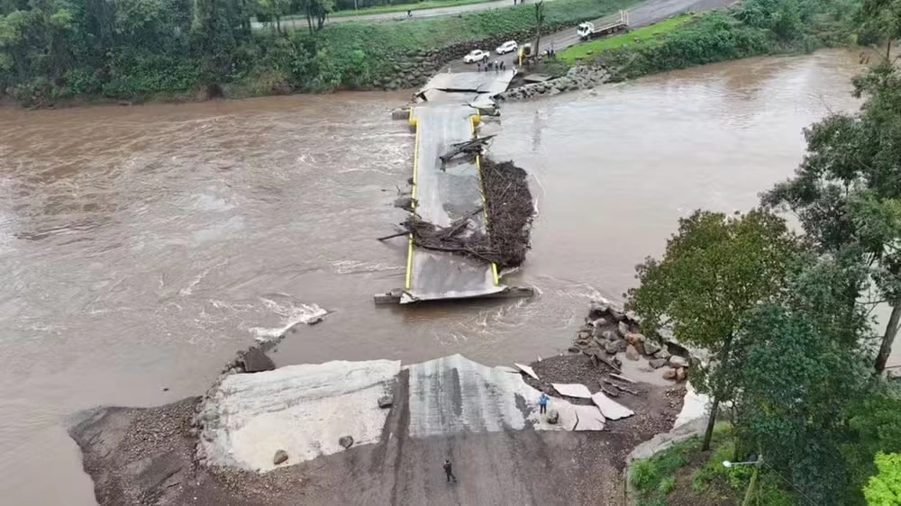 Ponte construída pela comunidade após enchente de 2024 é destruída pela segunda vez com força da chuva no RS