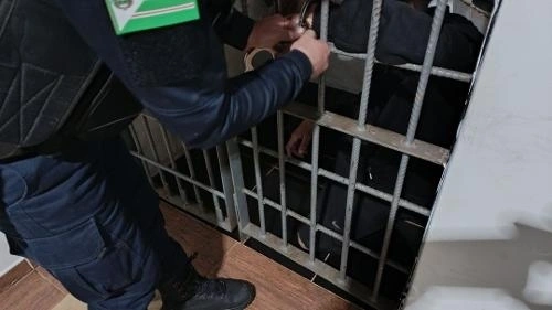 Pegou no flagra: comerciante bate com rodo e chinelo em suspeito de furto em Toledo
