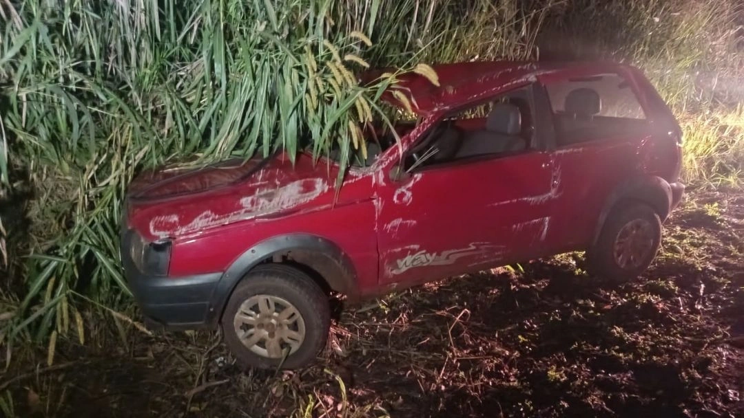 Motorista fica ferido em capotamento na estrada de Vila Nova, em Toledo