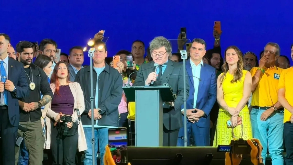 Milei chama Lula de "presidiário" e pede Flávio contra "tragédia econômica"