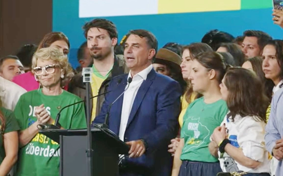 Flávio: "Posso ser moderado, mas tenho sangue de Bolsonaro"