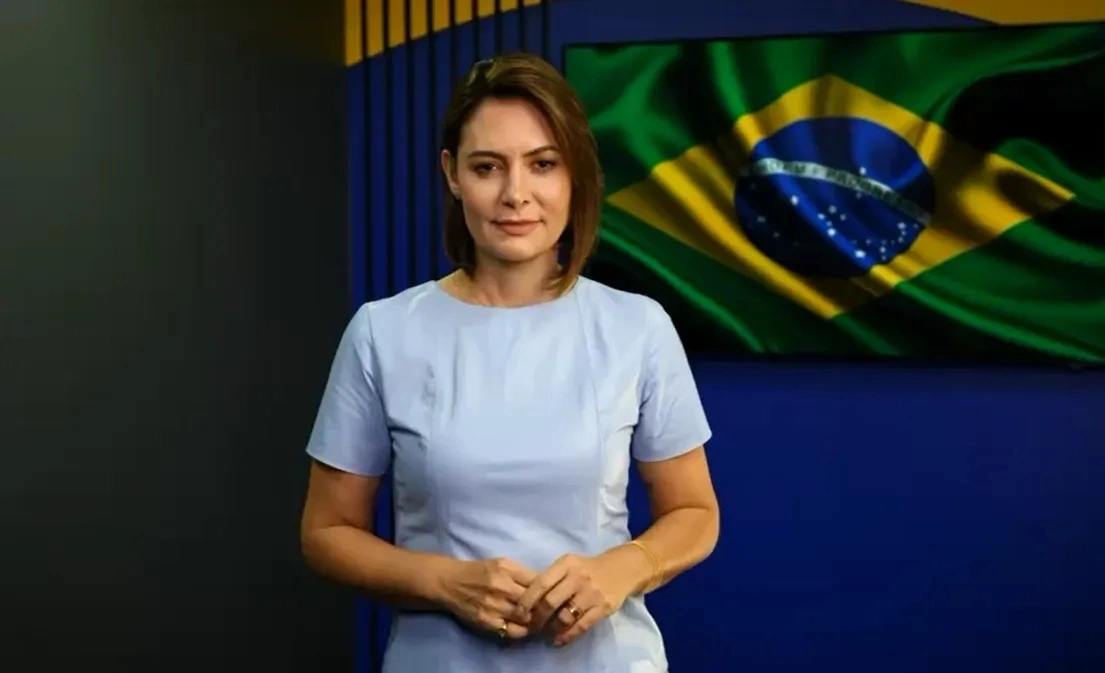 Em vídeo para convenção, Michelle declara apoio a campanha de Flávio