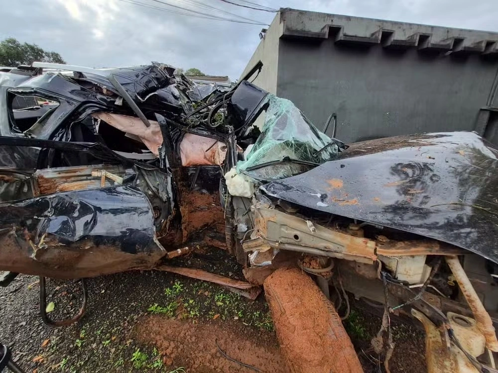 Polícia trata como homicídio culposo morte de jovens em batida de carro que levava dez pessoas no PR