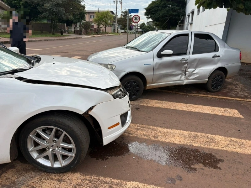 Carro roda na pista e para na calçada após batida no centro de Mercedes