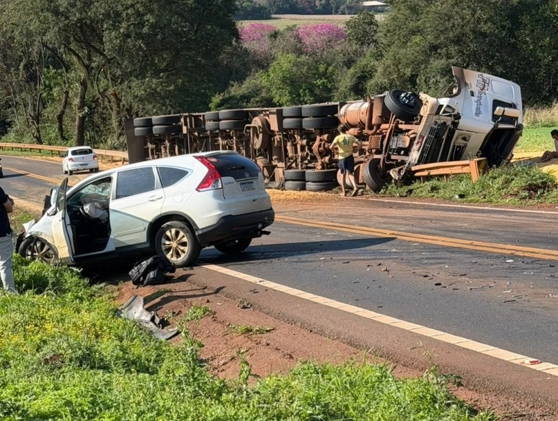 Carreta carregada com milho tomba e atinge SUV entre Marechal e Iguiporã